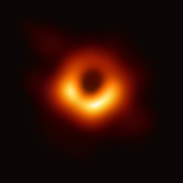 M87* : la première photographie d'un trou noir supermassif ! - Galaktika.fr